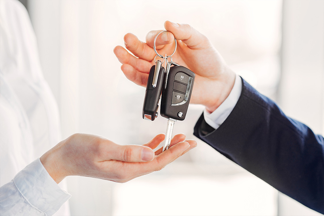 Vuelo, coche y recogida     Para facilitarle al máximo su viaje nos encargaremos de la reserva de su vuelo y coche de alquiler o, si lo prefiere...